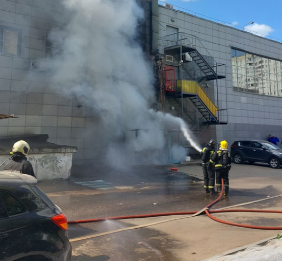 На бульваре Адмирала Ушакова около магазина «Перекресток» произошел пожар 