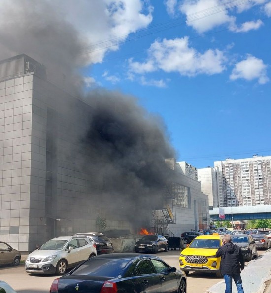 Пожар в южном бутово сейчас. Пожар в Южном Бутово. Горящее здание. Что горит в Москве сейчас. Фото горящего здания.