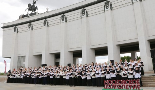 И в хоре, и на подиуме. Светлана Николенко из ЮЗАО спела в честь Дня Победы