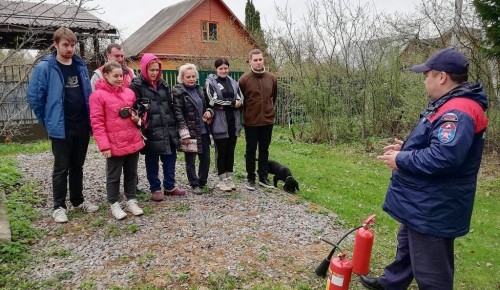 Работники профилактической группы Пожарно-спасательного центра Москвы проводят профилактику на территории садовых и дачных товариществ