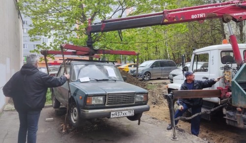 В Конькове эвакуировали два брошенных автомобиля