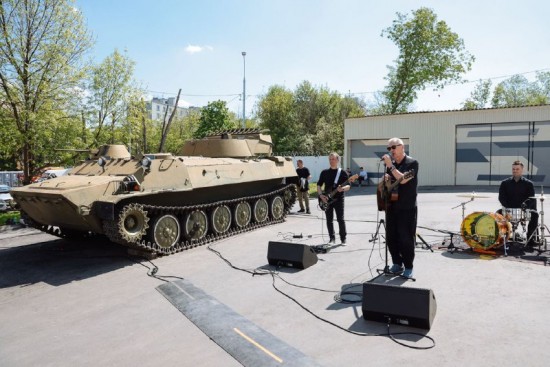 Заслуженный артист Александр Скляр посетил столичный пункт отбора на военную службу по контракту