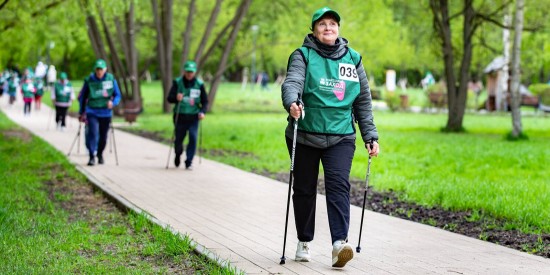 Долголеты из Конькова смогут поучаствовать в фестивале скандинавской ходьбы 19 мая