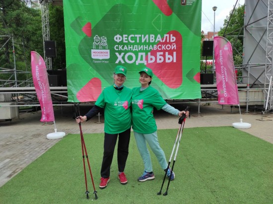 Активисты ЦСО «Гагаринский» поучаствовали в массовом заходе по скандинавской ходьбе