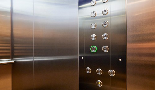 В Черемушках в новостройке по программе реновации установили десять лифтов