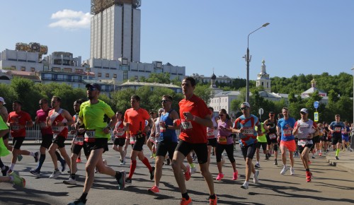 Бегом до центра и обратно. Жители ЮЗАО получили медали за участие в Московском полумарафоне