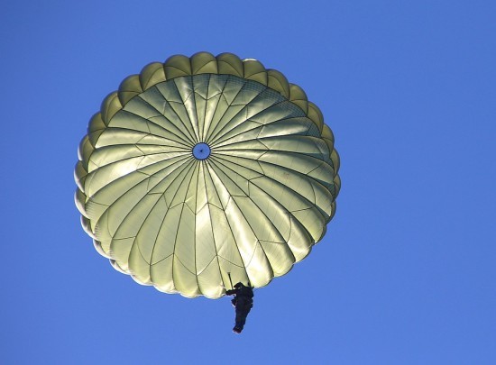 Ученики школы №1694 совершили первый прыжок с парашютом в рамках программы «Московский юнармеец»