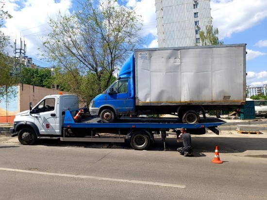 В Конькове вывезли на временную стоянку два брошенных автомобиля