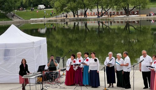 На Коньковских прудах провели отчетный концерт «С песней по жизни!»