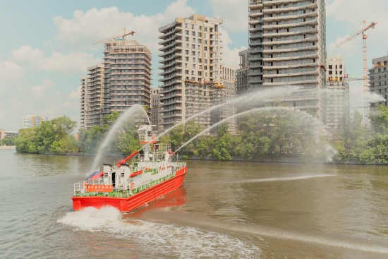 «Надежда» при исполнении. Спасатели МЧС продемонстрировали возможности пожарного корабля