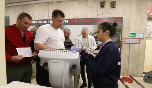 Пришедшие в пункт отбора на военную службу по контракту рассказали о мотивах своего решения