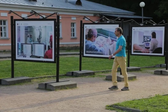 В Обручевском районе открыли фотовыставку «Спасая жизни, мы дарим будущему шанс»