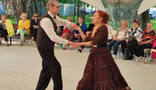 Долголеты из Академического района выступили на межрайонном фестивале «Танцы»