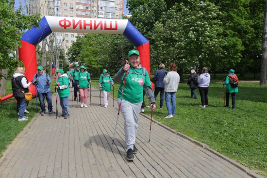 Палки в руки – и вперёд! Сотни человек пришли на фестиваль скандинавской ходьбы в Воронцовском парке