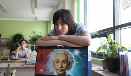 «Мы с Эйнштейном чем-то похожи». Два школьника из ЮЗАО завоевали медали по четырём предметам