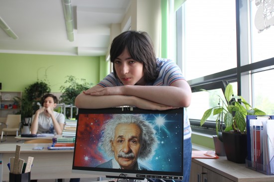 «Мы с Эйнштейном чем-то похожи». Два школьника из ЮЗАО завоевали медали по четырём предметам