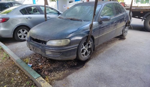 В Конькове эвакуировали на временную стоянку брошенный автомобиль