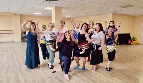 Долголетов из Южного Бутова научат танцевать восточные танцы