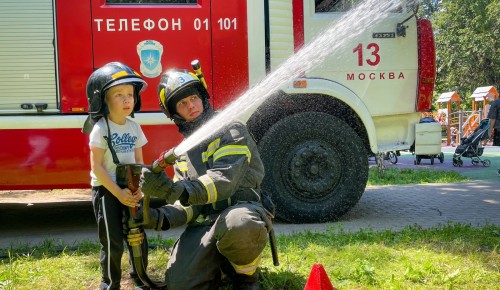 Каникулы без происшествий. Московские спасатели провели учебные занятия для детей