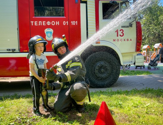 Каникулы без происшествий. Московские спасатели провели учебные занятия для детей