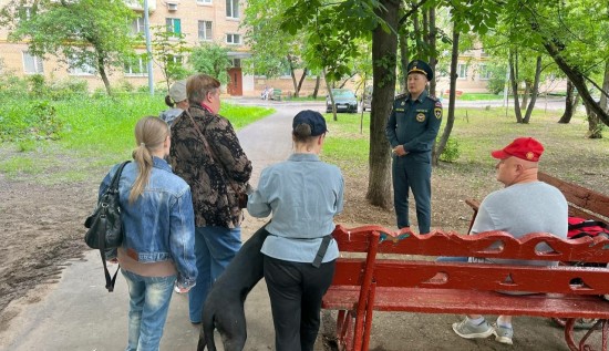 Сотрудник МЧС провел встречу с жителями Ломоносовского района
