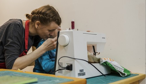 Подопечный Свято-Софийского соцдома создает своими руками заготовки для будущих сумок