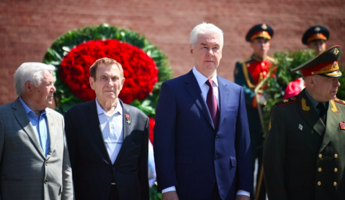 Собянин возложил цветы и венки к Могиле Неизвестного Солдата в День памяти и скорби