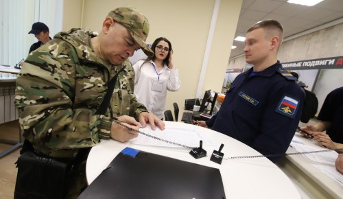 Пришедшие на пункт отбора контрактников объяснили свое решение верностью Родине