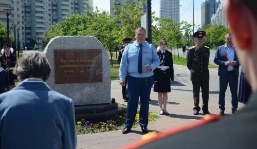 Заместитель Черемушкинского межрайонного прокурора возложил цветы в парке 70-летия Победы