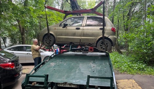 В Конькове вывезли на спецстоянку два бесхозных авто