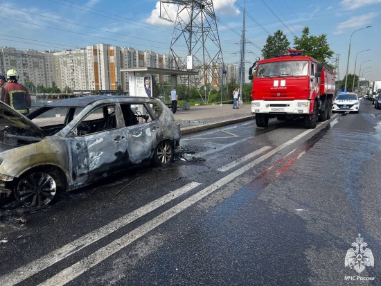 Сотрудники МЧС потушили пожар на МКАД