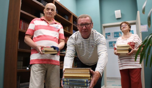 Чтение для выздоровления. В центрах московского долголетия собирают книги для военных госпиталей