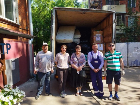 Волонтеры социальной службы Троицкого храма в Старых Черемушках передали помощь одиноким матерям