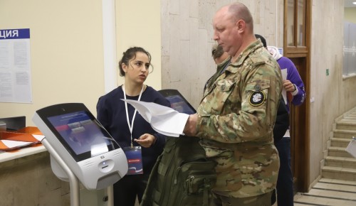 Волонтеры московского пункта отбора на военную службу по контракту помогают кандидатам на каждом этапе