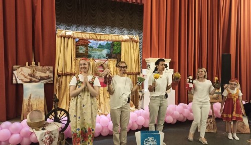 В геронтологическом центре «Тропарево» прошло интерактивное кукольное шоу «Новые приключения колобка»
