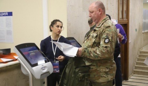 Волонтеры московского пункта отбора на военную службу по контракту помогают кандидатам на каждом этапе