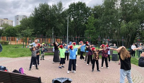 В районе Коньково провели флешмоб «Марафон спортивного танца»
