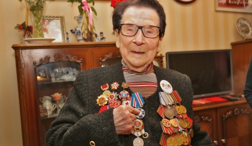 102-летняя жительница Ясенева ищет друзей. Надежда Крючкова раскрывает секреты долгожительства