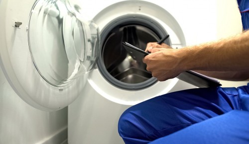 Бутовчанка пригласила знакомого починить стиральную машину и лишилась телефона