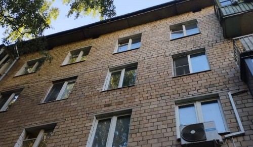 Маленький ребенок выжил при падении из окна четвертого этажа в Зюзине