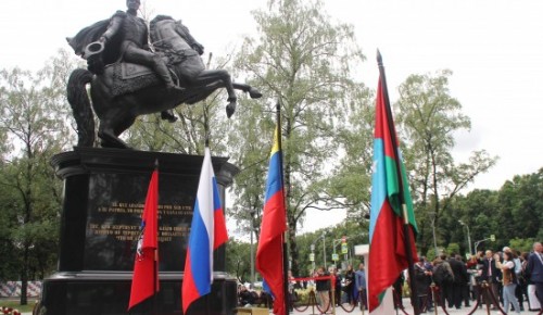 В Гагаринском районе открылся памятник Симону Боливару