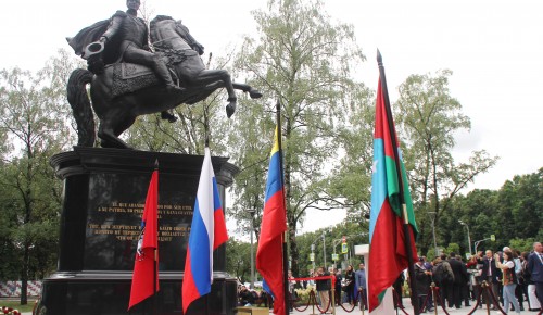 В ЮЗАО открыли памятник Симону Боливару