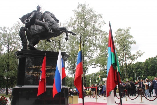 В Гагаринском районе открылся памятник Симону Боливару