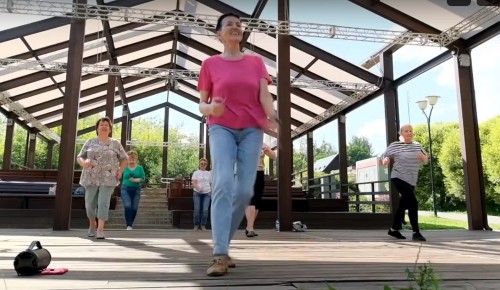 Жители Ясенева могут узнать подробнее о занятиях по зумбе в «Московском долголетии»