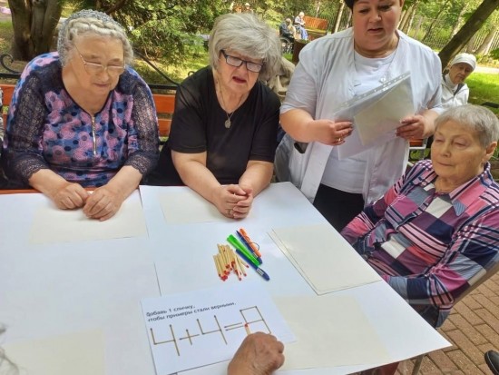 Жители геронтологического центра «Теплый Стан» познакомились с математическими головоломками