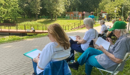 В Воронцовском парке для долголетов проводят уроки рисования