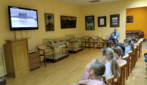 Ребята Академического района посетили музей Героев России и Советского Союза