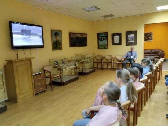 Ребята Академического района посетили музей Героев России и Советского Союза