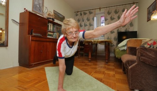 Долголетов из Зюзина приглашают на онлайн-занятия по комплексной гимнастике