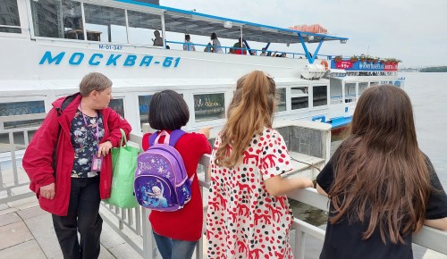 Участники летней программы ЦСД «Атлант» прокатились по Москва-реке на теплоходе